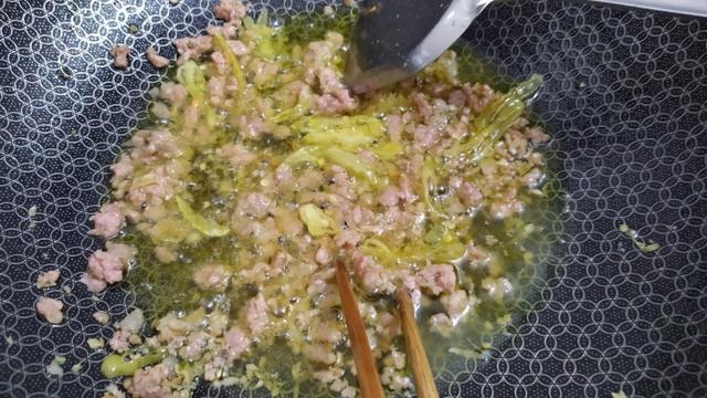 错将海鲜菇当金针菇买回家,第一次做这个菜,味道还不错。