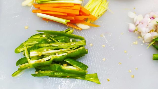 错将海鲜菇当金针菇买回家,第一次做这个菜,味道还不错。