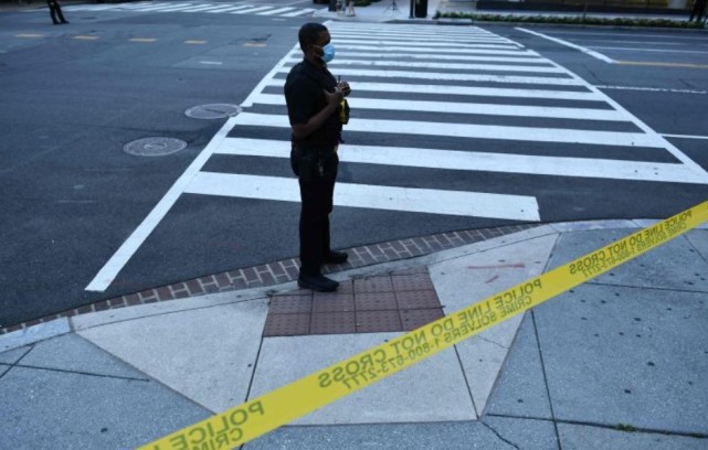 美国男子报警称500名学生不戴口罩,威胁说不出警就开枪射杀学生