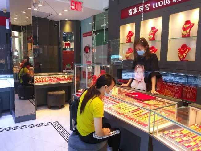 黄金价格猛涨, 华人抢购金条、金元宝,一次买20根金条!