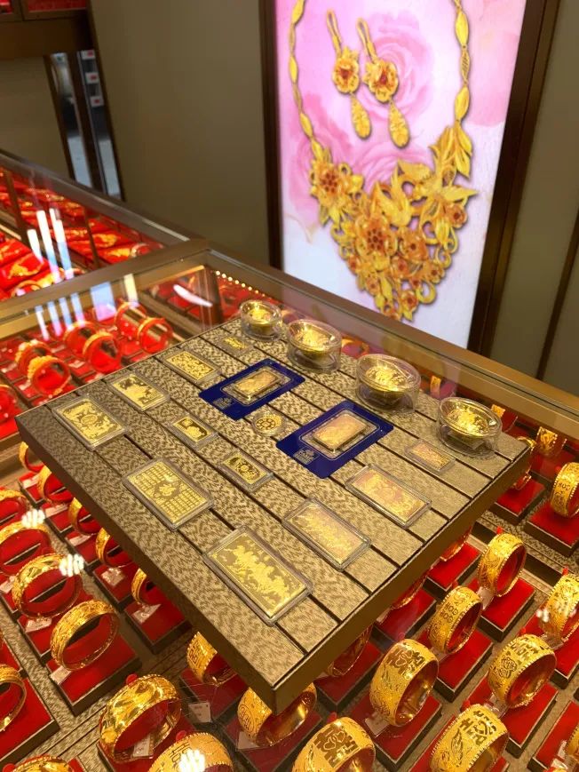 黄金价格猛涨, 华人抢购金条、金元宝,一次买20根金条!