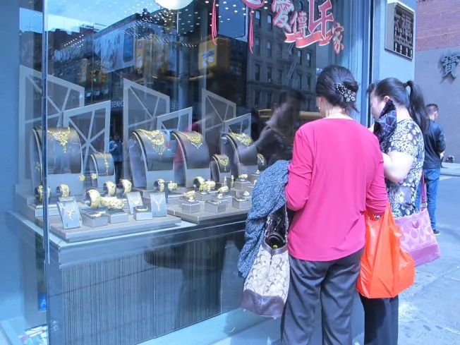 黄金价格猛涨, 华人抢购金条、金元宝,一次买20根金条!
