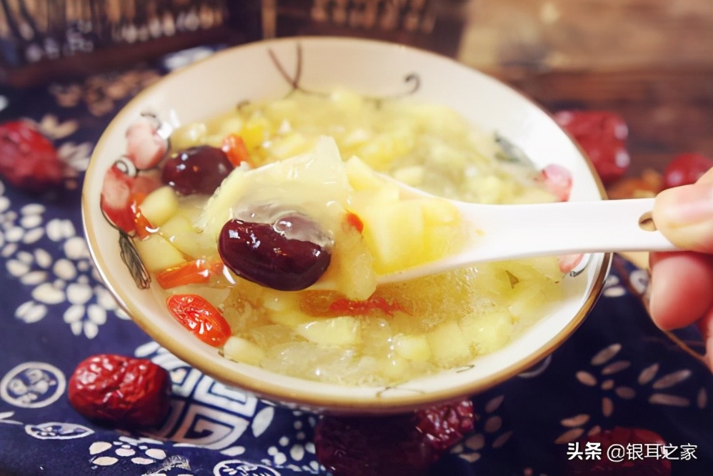 一天当中什么时间吃银耳羹最好?