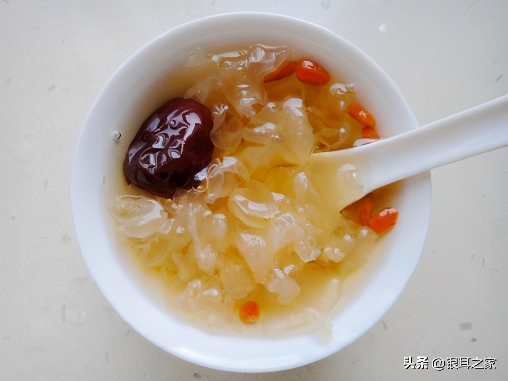 一天当中什么时间吃银耳羹最好?