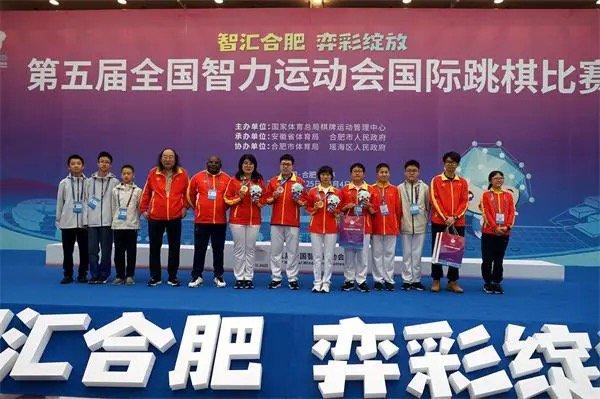 图说:获奖的上海跳棋队教练和队员